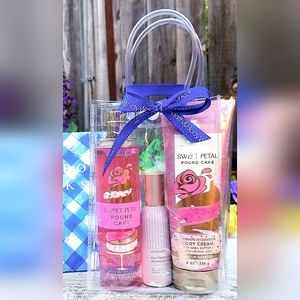 Bath and Body Works Gift Bag Set (Sweet Petal Pound Cake)